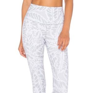 alo yoga cropped legging- palm springs neutral
